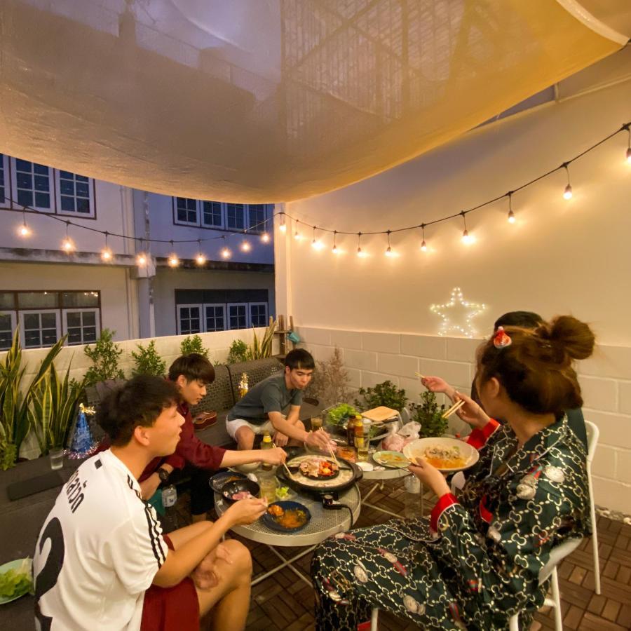 Ben&Pooh Hostel Bangkok Exterior photo